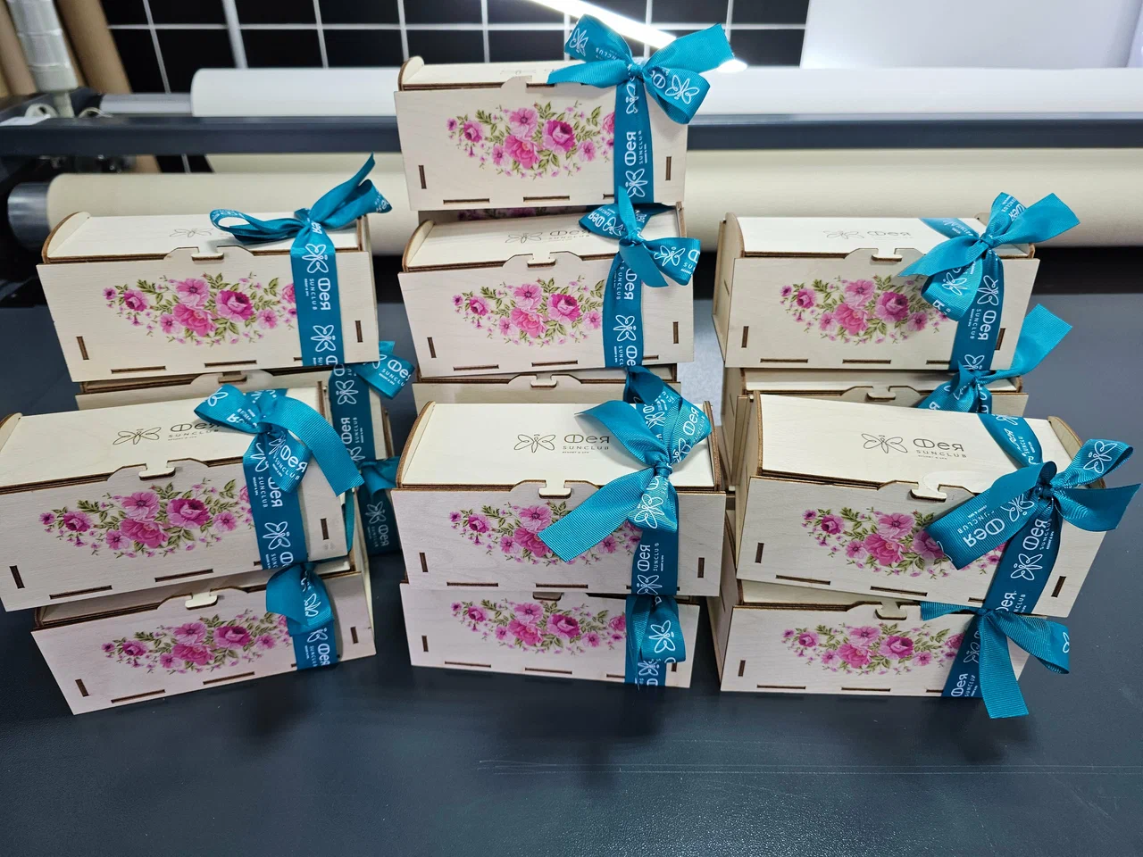 Коробки с цветочным рисунком и лентами