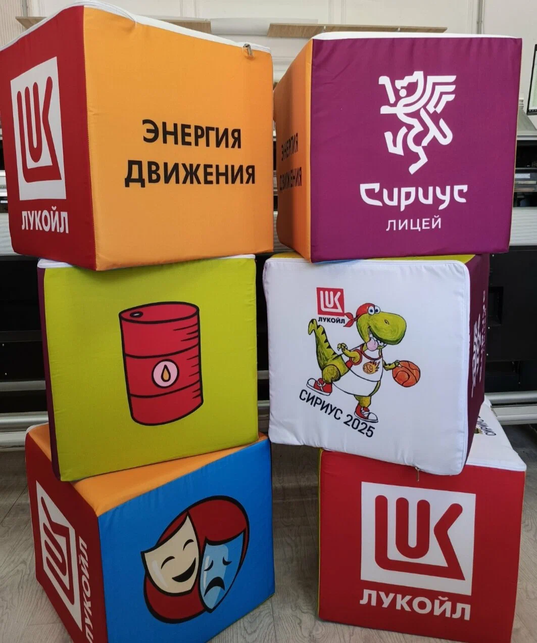 Кубы с фирменной графикой